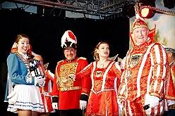 01 HerrensEhrengrd  2026-01-18 14  Tour-Tag, Sonntag 18. Januar - An diesem Sonntagmorgen startetet wir fast zur Frühschoppenzeit in der „Alten Feuerwache“ auf der Herrensitzung der Ehrengarde Blau-Weiß, eine Heimveranstaltung für unsere Rabea und unserem Olli. Danach stand dann die nächste Herrensitzung auf dem Plan, die von der KG Blau-Silber Rheinhausen im „Stellwerkshof“. Un wie kann es anders sein, der letzte Act ,wieder mal, im Steinhof. Die Lebenshilfe hielt dort ihre 15. Integrative Karnevalssitzung mit Unterstützung des HDK ab. : DVPJ, Toni I, Jules I., Prinz Karneval, Prinz, Prinzessin Aileen I., Hofmarschälle, Page, Pagen, Paginnen, HDK, Duisburg, Karneval, Helau, Tollität, Event, Session 2025, Session 2025, HDK Duisburg, Hauptausschuss, Hauptausschuss Karneval Duisburg, Duisburg ist echt