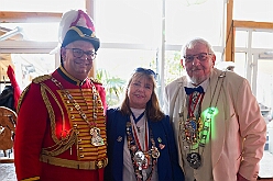 02 Herrens BS Rheih 2026-01-18 05  Tour-Tag, Sonntag 18. Januar - An diesem Sonntagmorgen startetet wir fast zur Frühschoppenzeit in der „Alten Feuerwache“ auf der Herrensitzung der Ehrengarde Blau-Weiß, eine Heimveranstaltung für unsere Rabea und unserem Olli. Danach stand dann die nächste Herrensitzung auf dem Plan, die von der KG Blau-Silber Rheinhausen im „Stellwerkshof“. Un wie kann es anders sein, der letzte Act ,wieder mal, im Steinhof. Die Lebenshilfe hielt dort ihre 15. Integrative Karnevalssitzung mit Unterstützung des HDK ab. : DVPJ, Toni I, Jules I., Prinz Karneval, Prinz, Prinzessin Aileen I., Hofmarschälle, Page, Pagen, Paginnen, HDK, Duisburg, Karneval, Helau, Tollität, Event, Session 2025, Session 2025, HDK Duisburg, Hauptausschuss, Hauptausschuss Karneval Duisburg, Duisburg ist echt