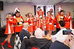 02 Herrens BS Rheih 2026-01-18 07  Tour-Tag, Sonntag 18. Januar - An diesem Sonntagmorgen startetet wir fast zur Frühschoppenzeit in der „Alten Feuerwache“ auf der Herrensitzung der Ehrengarde Blau-Weiß, eine Heimveranstaltung für unsere Rabea und unserem Olli. Danach stand dann die nächste Herrensitzung auf dem Plan, die von der KG Blau-Silber Rheinhausen im „Stellwerkshof“. Un wie kann es anders sein, der letzte Act ,wieder mal, im Steinhof. Die Lebenshilfe hielt dort ihre 15. Integrative Karnevalssitzung mit Unterstützung des HDK ab. : DVPJ, Toni I, Jules I., Prinz Karneval, Prinz, Prinzessin Aileen I., Hofmarschälle, Page, Pagen, Paginnen, HDK, Duisburg, Karneval, Helau, Tollität, Event, Session 2025, Session 2025, HDK Duisburg, Hauptausschuss, Hauptausschuss Karneval Duisburg, Duisburg ist echt