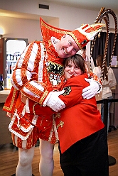 03 Lebenshilfe 2026-01-18 03  Tour-Tag, Sonntag 18. Januar - An diesem Sonntagmorgen startetet wir fast zur Frühschoppenzeit in der „Alten Feuerwache“ auf der Herrensitzung der Ehrengarde Blau-Weiß, eine Heimveranstaltung für unsere Rabea und unserem Olli. Danach stand dann die nächste Herrensitzung auf dem Plan, die von der KG Blau-Silber Rheinhausen im „Stellwerkshof“. Un wie kann es anders sein, der letzte Act ,wieder mal, im Steinhof. Die Lebenshilfe hielt dort ihre 15. Integrative Karnevalssitzung mit Unterstützung des HDK ab. : DVPJ, Toni I, Jules I., Prinz Karneval, Prinz, Prinzessin Aileen I., Hofmarschälle, Page, Pagen, Paginnen, HDK, Duisburg, Karneval, Helau, Tollität, Event, Session 2025, Session 2025, HDK Duisburg, Hauptausschuss, Hauptausschuss Karneval Duisburg, Duisburg ist echt