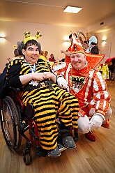 03 Lebenshilfe 2026-01-18 04  Tour-Tag, Sonntag 18. Januar - An diesem Sonntagmorgen startetet wir fast zur Frühschoppenzeit in der „Alten Feuerwache“ auf der Herrensitzung der Ehrengarde Blau-Weiß, eine Heimveranstaltung für unsere Rabea und unserem Olli. Danach stand dann die nächste Herrensitzung auf dem Plan, die von der KG Blau-Silber Rheinhausen im „Stellwerkshof“. Un wie kann es anders sein, der letzte Act ,wieder mal, im Steinhof. Die Lebenshilfe hielt dort ihre 15. Integrative Karnevalssitzung mit Unterstützung des HDK ab. : DVPJ, Toni I, Jules I., Prinz Karneval, Prinz, Prinzessin Aileen I., Hofmarschälle, Page, Pagen, Paginnen, HDK, Duisburg, Karneval, Helau, Tollität, Event, Session 2025, Session 2025, HDK Duisburg, Hauptausschuss, Hauptausschuss Karneval Duisburg, Duisburg ist echt