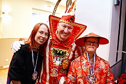 03 Lebenshilfe 2026-01-18 10  Tour-Tag, Sonntag 18. Januar - An diesem Sonntagmorgen startetet wir fast zur Frühschoppenzeit in der „Alten Feuerwache“ auf der Herrensitzung der Ehrengarde Blau-Weiß, eine Heimveranstaltung für unsere Rabea und unserem Olli. Danach stand dann die nächste Herrensitzung auf dem Plan, die von der KG Blau-Silber Rheinhausen im „Stellwerkshof“. Un wie kann es anders sein, der letzte Act ,wieder mal, im Steinhof. Die Lebenshilfe hielt dort ihre 15. Integrative Karnevalssitzung mit Unterstützung des HDK ab. : DVPJ, Toni I, Jules I., Prinz Karneval, Prinz, Prinzessin Aileen I., Hofmarschälle, Page, Pagen, Paginnen, HDK, Duisburg, Karneval, Helau, Tollität, Event, Session 2025, Session 2025, HDK Duisburg, Hauptausschuss, Hauptausschuss Karneval Duisburg, Duisburg ist echt