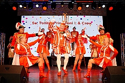 03 Lebenshilfe 2026-01-18 13  Tour-Tag, Sonntag 18. Januar - An diesem Sonntagmorgen startetet wir fast zur Frühschoppenzeit in der „Alten Feuerwache“ auf der Herrensitzung der Ehrengarde Blau-Weiß, eine Heimveranstaltung für unsere Rabea und unserem Olli. Danach stand dann die nächste Herrensitzung auf dem Plan, die von der KG Blau-Silber Rheinhausen im „Stellwerkshof“. Un wie kann es anders sein, der letzte Act ,wieder mal, im Steinhof. Die Lebenshilfe hielt dort ihre 15. Integrative Karnevalssitzung mit Unterstützung des HDK ab. : DVPJ, Toni I, Jules I., Prinz Karneval, Prinz, Prinzessin Aileen I., Hofmarschälle, Page, Pagen, Paginnen, HDK, Duisburg, Karneval, Helau, Tollität, Event, Session 2025, Session 2025, HDK Duisburg, Hauptausschuss, Hauptausschuss Karneval Duisburg, Duisburg ist echt