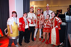 03 Lebenshilfe 2026-01-18 15  Tour-Tag, Sonntag 18. Januar - An diesem Sonntagmorgen startetet wir fast zur Frühschoppenzeit in der „Alten Feuerwache“ auf der Herrensitzung der Ehrengarde Blau-Weiß, eine Heimveranstaltung für unsere Rabea und unserem Olli. Danach stand dann die nächste Herrensitzung auf dem Plan, die von der KG Blau-Silber Rheinhausen im „Stellwerkshof“. Un wie kann es anders sein, der letzte Act ,wieder mal, im Steinhof. Die Lebenshilfe hielt dort ihre 15. Integrative Karnevalssitzung mit Unterstützung des HDK ab. : DVPJ, Toni I, Jules I., Prinz Karneval, Prinz, Prinzessin Aileen I., Hofmarschälle, Page, Pagen, Paginnen, HDK, Duisburg, Karneval, Helau, Tollität, Event, Session 2025, Session 2025, HDK Duisburg, Hauptausschuss, Hauptausschuss Karneval Duisburg, Duisburg ist echt