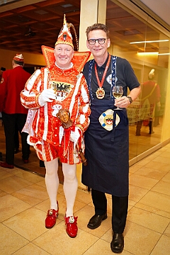 Kombuesenzauber 2026-01-21 03  Kombüsenzauber - Quasi vor seiner Haustür, im Ev. Gemeindehaus am Sandmüllersweg, stand Toni I. an den Kochtöpfen. Mit tatkräftiger Unterstützung der  » Blauen Jungs« „zauberte“ er ein Menü für seine Crew und den anwesenden Gästen auf den Tisch. : DVPJ, Toni I, Jules I., Prinz Karneval, Prinz, Prinzessin Aileen I., Hofmarschälle, Page, Pagen, Paginnen, HDK, Duisburg, Karneval, Helau, Tollität, Event, Session 2025, Session 2025, HDK Duisburg, Hauptausschuss, Hauptausschuss Karneval Duisburg, Duisburg ist echt