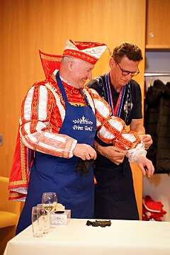Kombuesenzauber 2026-01-21 06  Kombüsenzauber - Quasi vor seiner Haustür, im Ev. Gemeindehaus am Sandmüllersweg, stand Toni I. an den Kochtöpfen. Mit tatkräftiger Unterstützung der  » Blauen Jungs« „zauberte“ er ein Menü für seine Crew und den anwesenden Gästen auf den Tisch. : DVPJ, Toni I, Jules I., Prinz Karneval, Prinz, Prinzessin Aileen I., Hofmarschälle, Page, Pagen, Paginnen, HDK, Duisburg, Karneval, Helau, Tollität, Event, Session 2025, Session 2025, HDK Duisburg, Hauptausschuss, Hauptausschuss Karneval Duisburg, Duisburg ist echt