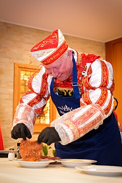 Kombuesenzauber 2026-01-21 07  Kombüsenzauber - Quasi vor seiner Haustür, im Ev. Gemeindehaus am Sandmüllersweg, stand Toni I. an den Kochtöpfen. Mit tatkräftiger Unterstützung der  » Blauen Jungs« „zauberte“ er ein Menü für seine Crew und den anwesenden Gästen auf den Tisch. : DVPJ, Toni I, Jules I., Prinz Karneval, Prinz, Prinzessin Aileen I., Hofmarschälle, Page, Pagen, Paginnen, HDK, Duisburg, Karneval, Helau, Tollität, Event, Session 2025, Session 2025, HDK Duisburg, Hauptausschuss, Hauptausschuss Karneval Duisburg, Duisburg ist echt