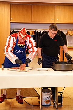 Kombuesenzauber 2026-01-21 08  Kombüsenzauber - Quasi vor seiner Haustür, im Ev. Gemeindehaus am Sandmüllersweg, stand Toni I. an den Kochtöpfen. Mit tatkräftiger Unterstützung der  » Blauen Jungs« „zauberte“ er ein Menü für seine Crew und den anwesenden Gästen auf den Tisch. : DVPJ, Toni I, Jules I., Prinz Karneval, Prinz, Prinzessin Aileen I., Hofmarschälle, Page, Pagen, Paginnen, HDK, Duisburg, Karneval, Helau, Tollität, Event, Session 2025, Session 2025, HDK Duisburg, Hauptausschuss, Hauptausschuss Karneval Duisburg, Duisburg ist echt