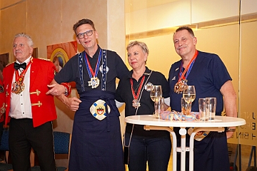 Kombuesenzauber 2026-01-21 14  Kombüsenzauber - Quasi vor seiner Haustür, im Ev. Gemeindehaus am Sandmüllersweg, stand Toni I. an den Kochtöpfen. Mit tatkräftiger Unterstützung der  » Blauen Jungs« „zauberte“ er ein Menü für seine Crew und den anwesenden Gästen auf den Tisch. : DVPJ, Toni I, Jules I., Prinz Karneval, Prinz, Prinzessin Aileen I., Hofmarschälle, Page, Pagen, Paginnen, HDK, Duisburg, Karneval, Helau, Tollität, Event, Session 2025, Session 2025, HDK Duisburg, Hauptausschuss, Hauptausschuss Karneval Duisburg, Duisburg ist echt