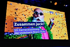 Karnevalss Volksbanh  RR 2026-01-22 01  Zusammen mit den Kölnern Größen - Im Kultur- und Bürgerzentrum Duisburg-Süd „Steinhof“ Huckingen bot die Volksbank Rhein-Ruhr zum 10. Mal dem Publikum ein hochkarätiges Programm. Die Kinderprinzencrew und musikalische Höhepunkte, erstklassige Comedians begeisterten die Zuschauer. Die Mischung aus Humor, Musik und Lebensfreude machte den Abend zu einem besonderen Erlebnis. : DVPJ, Toni I, Jules I., Prinz Karneval, Prinz, Prinzessin Aileen I., Hofmarschälle, Page, Pagen, Paginnen, HDK, Duisburg, Karneval, Helau, Tollität, Event, Session 2025, Session 2025, HDK Duisburg, Hauptausschuss, Hauptausschuss Karneval Duisburg, Duisburg ist echt