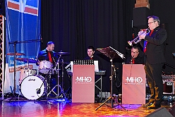 Karnevalss Volksbanh  RR 2026-01-22 03  Zusammen mit den Kölnern Größen - Im Kultur- und Bürgerzentrum Duisburg-Süd „Steinhof“ Huckingen bot die Volksbank Rhein-Ruhr zum 10. Mal dem Publikum ein hochkarätiges Programm. Die Kinderprinzencrew und musikalische Höhepunkte, erstklassige Comedians begeisterten die Zuschauer. Die Mischung aus Humor, Musik und Lebensfreude machte den Abend zu einem besonderen Erlebnis. : DVPJ, Toni I, Jules I., Prinz Karneval, Prinz, Prinzessin Aileen I., Hofmarschälle, Page, Pagen, Paginnen, HDK, Duisburg, Karneval, Helau, Tollität, Event, Session 2025, Session 2025, HDK Duisburg, Hauptausschuss, Hauptausschuss Karneval Duisburg, Duisburg ist echt