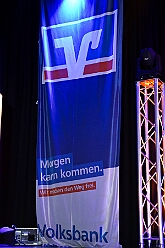 Karnevalss Volksbanh  RR 2026-01-22 04  Zusammen mit den Kölnern Größen - Im Kultur- und Bürgerzentrum Duisburg-Süd „Steinhof“ Huckingen bot die Volksbank Rhein-Ruhr zum 10. Mal dem Publikum ein hochkarätiges Programm. Die Kinderprinzencrew und musikalische Höhepunkte, erstklassige Comedians begeisterten die Zuschauer. Die Mischung aus Humor, Musik und Lebensfreude machte den Abend zu einem besonderen Erlebnis. : DVPJ, Toni I, Jules I., Prinz Karneval, Prinz, Prinzessin Aileen I., Hofmarschälle, Page, Pagen, Paginnen, HDK, Duisburg, Karneval, Helau, Tollität, Event, Session 2025, Session 2025, HDK Duisburg, Hauptausschuss, Hauptausschuss Karneval Duisburg, Duisburg ist echt