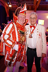 Karnevalss Volksbanh  RR 2026-01-22 05  Zusammen mit den Kölnern Größen - Im Kultur- und Bürgerzentrum Duisburg-Süd „Steinhof“ Huckingen bot die Volksbank Rhein-Ruhr zum 10. Mal dem Publikum ein hochkarätiges Programm. Die Kinderprinzencrew und musikalische Höhepunkte, erstklassige Comedians begeisterten die Zuschauer. Die Mischung aus Humor, Musik und Lebensfreude machte den Abend zu einem besonderen Erlebnis. : DVPJ, Toni I, Jules I., Prinz Karneval, Prinz, Prinzessin Aileen I., Hofmarschälle, Page, Pagen, Paginnen, HDK, Duisburg, Karneval, Helau, Tollität, Event, Session 2025, Session 2025, HDK Duisburg, Hauptausschuss, Hauptausschuss Karneval Duisburg, Duisburg ist echt