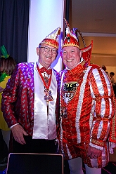 Karnevalss Volksbanh  RR 2026-01-22 08  Zusammen mit den Kölnern Größen - Im Kultur- und Bürgerzentrum Duisburg-Süd „Steinhof“ Huckingen bot die Volksbank Rhein-Ruhr zum 10. Mal dem Publikum ein hochkarätiges Programm. Die Kinderprinzencrew und musikalische Höhepunkte, erstklassige Comedians begeisterten die Zuschauer. Die Mischung aus Humor, Musik und Lebensfreude machte den Abend zu einem besonderen Erlebnis. : DVPJ, Toni I, Jules I., Prinz Karneval, Prinz, Prinzessin Aileen I., Hofmarschälle, Page, Pagen, Paginnen, HDK, Duisburg, Karneval, Helau, Tollität, Event, Session 2025, Session 2025, HDK Duisburg, Hauptausschuss, Hauptausschuss Karneval Duisburg, Duisburg ist echt