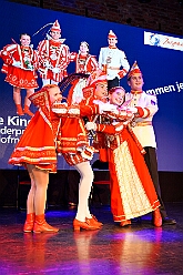 Karnevalss Volksbanh  RR 2026-01-22 16  Zusammen mit den Kölnern Größen - Im Kultur- und Bürgerzentrum Duisburg-Süd „Steinhof“ Huckingen bot die Volksbank Rhein-Ruhr zum 10. Mal dem Publikum ein hochkarätiges Programm. Die Kinderprinzencrew und musikalische Höhepunkte, erstklassige Comedians begeisterten die Zuschauer. Die Mischung aus Humor, Musik und Lebensfreude machte den Abend zu einem besonderen Erlebnis. : DVPJ, Toni I, Jules I., Prinz Karneval, Prinz, Prinzessin Aileen I., Hofmarschälle, Page, Pagen, Paginnen, HDK, Duisburg, Karneval, Helau, Tollität, Event, Session 2025, Session 2025, HDK Duisburg, Hauptausschuss, Hauptausschuss Karneval Duisburg, Duisburg ist echt