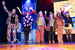 Karnevalss Volksbanh  RR 2026-01-22 17  Zusammen mit den Kölnern Größen - Im Kultur- und Bürgerzentrum Duisburg-Süd „Steinhof“ Huckingen bot die Volksbank Rhein-Ruhr zum 10. Mal dem Publikum ein hochkarätiges Programm. Die Kinderprinzencrew und musikalische Höhepunkte, erstklassige Comedians begeisterten die Zuschauer. Die Mischung aus Humor, Musik und Lebensfreude machte den Abend zu einem besonderen Erlebnis. : DVPJ, Toni I, Jules I., Prinz Karneval, Prinz, Prinzessin Aileen I., Hofmarschälle, Page, Pagen, Paginnen, HDK, Duisburg, Karneval, Helau, Tollität, Event, Session 2025, Session 2025, HDK Duisburg, Hauptausschuss, Hauptausschuss Karneval Duisburg, Duisburg ist echt