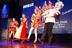 Karnevalss Volksbanh  RR 2026-01-22 18  Zusammen mit den Kölnern Größen - Im Kultur- und Bürgerzentrum Duisburg-Süd „Steinhof“ Huckingen bot die Volksbank Rhein-Ruhr zum 10. Mal dem Publikum ein hochkarätiges Programm. Die Kinderprinzencrew und musikalische Höhepunkte, erstklassige Comedians begeisterten die Zuschauer. Die Mischung aus Humor, Musik und Lebensfreude machte den Abend zu einem besonderen Erlebnis. : DVPJ, Toni I, Jules I., Prinz Karneval, Prinz, Prinzessin Aileen I., Hofmarschälle, Page, Pagen, Paginnen, HDK, Duisburg, Karneval, Helau, Tollität, Event, Session 2025, Session 2025, HDK Duisburg, Hauptausschuss, Hauptausschuss Karneval Duisburg, Duisburg ist echt