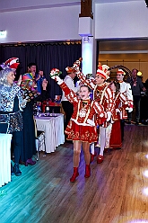 Karnevalss Volksbanh  RR 2026-01-22 19  Zusammen mit den Kölnern Größen - Im Kultur- und Bürgerzentrum Duisburg-Süd „Steinhof“ Huckingen bot die Volksbank Rhein-Ruhr zum 10. Mal dem Publikum ein hochkarätiges Programm. Die Kinderprinzencrew und musikalische Höhepunkte, erstklassige Comedians begeisterten die Zuschauer. Die Mischung aus Humor, Musik und Lebensfreude machte den Abend zu einem besonderen Erlebnis. : DVPJ, Toni I, Jules I., Prinz Karneval, Prinz, Prinzessin Aileen I., Hofmarschälle, Page, Pagen, Paginnen, HDK, Duisburg, Karneval, Helau, Tollität, Event, Session 2025, Session 2025, HDK Duisburg, Hauptausschuss, Hauptausschuss Karneval Duisburg, Duisburg ist echt