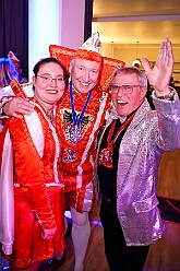 Karnevalss Volksbanh  RR 2026-01-22 39  Zusammen mit den Kölnern Größen - Im Kultur- und Bürgerzentrum Duisburg-Süd „Steinhof“ Huckingen bot die Volksbank Rhein-Ruhr zum 10. Mal dem Publikum ein hochkarätiges Programm. Die Kinderprinzencrew und musikalische Höhepunkte, erstklassige Comedians begeisterten die Zuschauer. Die Mischung aus Humor, Musik und Lebensfreude machte den Abend zu einem besonderen Erlebnis. : DVPJ, Toni I, Jules I., Prinz Karneval, Prinz, Prinzessin Aileen I., Hofmarschälle, Page, Pagen, Paginnen, HDK, Duisburg, Karneval, Helau, Tollität, Event, Session 2025, Session 2025, HDK Duisburg, Hauptausschuss, Hauptausschuss Karneval Duisburg, Duisburg ist echt