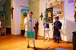 01 HausfrNachmitt KGKleinAaf 2026-01-23 01  Tour-Tag, 23.Januar - Am frühen Abend begannen wir mit einem Gastspiel in Essen. Dort hatte die „1.Gr. KG Klein-aaf“ zu einem Hausfrauennachmittag ins Pfarrheim „Herz-Jesu“ geladen. Zurück in Duisburg haben wie die Jubiläumsfeier zum 66 jährigen Geburtstag der KG Blau-Weiß Neumühl „Die Pils-Sucher“ besucht. Darauf folgten dann im Duisburger Landfermann-Gymnasium die Herrensitzung der Prinzengarde und im „Efendi-Festsall“ die Piratesause 2.0 „Karneval meets Mallorca“, Heimspiel für unsere Tichi. : DVPJ, Toni I, Jules I., Prinz Karneval, Prinz, Prinzessin Aileen I., Hofmarschälle, Page, Pagen, Paginnen, HDK, Duisburg, Karneval, Helau, Tollität, Event, Session 2025, Session 2025, HDK Duisburg, Hauptausschuss, Hauptausschuss Karneval Duisburg, Duisburg ist echt