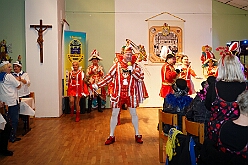 01 HausfrNachmitt KGKleinAaf 2026-01-23 03  Tour-Tag, 23.Januar - Am frühen Abend begannen wir mit einem Gastspiel in Essen. Dort hatte die „1.Gr. KG Klein-aaf“ zu einem Hausfrauennachmittag ins Pfarrheim „Herz-Jesu“ geladen. Zurück in Duisburg haben wie die Jubiläumsfeier zum 66 jährigen Geburtstag der KG Blau-Weiß Neumühl „Die Pils-Sucher“ besucht. Darauf folgten dann im Duisburger Landfermann-Gymnasium die Herrensitzung der Prinzengarde und im „Efendi-Festsall“ die Piratesause 2.0 „Karneval meets Mallorca“, Heimspiel für unsere Tichi. : DVPJ, Toni I, Jules I., Prinz Karneval, Prinz, Prinzessin Aileen I., Hofmarschälle, Page, Pagen, Paginnen, HDK, Duisburg, Karneval, Helau, Tollität, Event, Session 2025, Session 2025, HDK Duisburg, Hauptausschuss, Hauptausschuss Karneval Duisburg, Duisburg ist echt