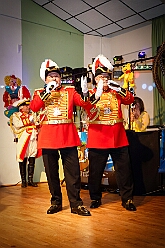 01 HausfrNachmitt KGKleinAaf 2026-01-23 04  Tour-Tag, 23.Januar - Am frühen Abend begannen wir mit einem Gastspiel in Essen. Dort hatte die „1.Gr. KG Klein-aaf“ zu einem Hausfrauennachmittag ins Pfarrheim „Herz-Jesu“ geladen. Zurück in Duisburg haben wie die Jubiläumsfeier zum 66 jährigen Geburtstag der KG Blau-Weiß Neumühl „Die Pils-Sucher“ besucht. Darauf folgten dann im Duisburger Landfermann-Gymnasium die Herrensitzung der Prinzengarde und im „Efendi-Festsall“ die Piratesause 2.0 „Karneval meets Mallorca“, Heimspiel für unsere Tichi. : DVPJ, Toni I, Jules I., Prinz Karneval, Prinz, Prinzessin Aileen I., Hofmarschälle, Page, Pagen, Paginnen, HDK, Duisburg, Karneval, Helau, Tollität, Event, Session 2025, Session 2025, HDK Duisburg, Hauptausschuss, Hauptausschuss Karneval Duisburg, Duisburg ist echt