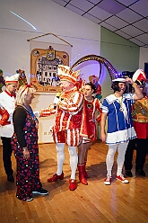 01 HausfrNachmitt KGKleinAaf 2026-01-23 05  Tour-Tag, 23.Januar - Am frühen Abend begannen wir mit einem Gastspiel in Essen. Dort hatte die „1.Gr. KG Klein-aaf“ zu einem Hausfrauennachmittag ins Pfarrheim „Herz-Jesu“ geladen. Zurück in Duisburg haben wie die Jubiläumsfeier zum 66 jährigen Geburtstag der KG Blau-Weiß Neumühl „Die Pils-Sucher“ besucht. Darauf folgten dann im Duisburger Landfermann-Gymnasium die Herrensitzung der Prinzengarde und im „Efendi-Festsall“ die Piratesause 2.0 „Karneval meets Mallorca“, Heimspiel für unsere Tichi. : DVPJ, Toni I, Jules I., Prinz Karneval, Prinz, Prinzessin Aileen I., Hofmarschälle, Page, Pagen, Paginnen, HDK, Duisburg, Karneval, Helau, Tollität, Event, Session 2025, Session 2025, HDK Duisburg, Hauptausschuss, Hauptausschuss Karneval Duisburg, Duisburg ist echt