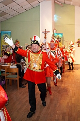 01 HausfrNachmitt KGKleinAaf 2026-01-23 06  Tour-Tag, 23.Januar - Am frühen Abend begannen wir mit einem Gastspiel in Essen. Dort hatte die „1.Gr. KG Klein-aaf“ zu einem Hausfrauennachmittag ins Pfarrheim „Herz-Jesu“ geladen. Zurück in Duisburg haben wie die Jubiläumsfeier zum 66 jährigen Geburtstag der KG Blau-Weiß Neumühl „Die Pils-Sucher“ besucht. Darauf folgten dann im Duisburger Landfermann-Gymnasium die Herrensitzung der Prinzengarde und im „Efendi-Festsall“ die Piratesause 2.0 „Karneval meets Mallorca“, Heimspiel für unsere Tichi. : DVPJ, Toni I, Jules I., Prinz Karneval, Prinz, Prinzessin Aileen I., Hofmarschälle, Page, Pagen, Paginnen, HDK, Duisburg, Karneval, Helau, Tollität, Event, Session 2025, Session 2025, HDK Duisburg, Hauptausschuss, Hauptausschuss Karneval Duisburg, Duisburg ist echt
