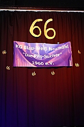 02 Jubilaeum Pils-Sucher 2026-01-23 01  Tour-Tag, 23.Januar - Am frühen Abend begannen wir mit einem Gastspiel in Essen. Dort hatte die „1.Gr. KG Klein-aaf“ zu einem Hausfrauennachmittag ins Pfarrheim „Herz-Jesu“ geladen. Zurück in Duisburg haben wie die Jubiläumsfeier zum 66 jährigen Geburtstag der KG Blau-Weiß Neumühl „Die Pils-Sucher“ besucht. Darauf folgten dann im Duisburger Landfermann-Gymnasium die Herrensitzung der Prinzengarde und im „Efendi-Festsall“ die Piratesause 2.0 „Karneval meets Mallorca“, Heimspiel für unsere Tichi. : DVPJ, Toni I, Jules I., Prinz Karneval, Prinz, Prinzessin Aileen I., Hofmarschälle, Page, Pagen, Paginnen, HDK, Duisburg, Karneval, Helau, Tollität, Event, Session 2025, Session 2025, HDK Duisburg, Hauptausschuss, Hauptausschuss Karneval Duisburg, Duisburg ist echt