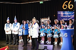 02 Jubilaeum Pils-Sucher 2026-01-23 02  Tour-Tag, 23.Januar - Am frühen Abend begannen wir mit einem Gastspiel in Essen. Dort hatte die „1.Gr. KG Klein-aaf“ zu einem Hausfrauennachmittag ins Pfarrheim „Herz-Jesu“ geladen. Zurück in Duisburg haben wie die Jubiläumsfeier zum 66 jährigen Geburtstag der KG Blau-Weiß Neumühl „Die Pils-Sucher“ besucht. Darauf folgten dann im Duisburger Landfermann-Gymnasium die Herrensitzung der Prinzengarde und im „Efendi-Festsall“ die Piratesause 2.0 „Karneval meets Mallorca“, Heimspiel für unsere Tichi. : DVPJ, Toni I, Jules I., Prinz Karneval, Prinz, Prinzessin Aileen I., Hofmarschälle, Page, Pagen, Paginnen, HDK, Duisburg, Karneval, Helau, Tollität, Event, Session 2025, Session 2025, HDK Duisburg, Hauptausschuss, Hauptausschuss Karneval Duisburg, Duisburg ist echt