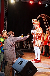 03 Herrens PrinzenGrd 2026-01-23 02  Tour-Tag, 23.Januar - Am frühen Abend begannen wir mit einem Gastspiel in Essen. Dort hatte die „1.Gr. KG Klein-aaf“ zu einem Hausfrauennachmittag ins Pfarrheim „Herz-Jesu“ geladen. Zurück in Duisburg haben wie die Jubiläumsfeier zum 66 jährigen Geburtstag der KG Blau-Weiß Neumühl „Die Pils-Sucher“ besucht. Darauf folgten dann im Duisburger Landfermann-Gymnasium die Herrensitzung der Prinzengarde und im „Efendi-Festsall“ die Piratesause 2.0 „Karneval meets Mallorca“, Heimspiel für unsere Tichi. : DVPJ, Toni I, Jules I., Prinz Karneval, Prinz, Prinzessin Aileen I., Hofmarschälle, Page, Pagen, Paginnen, HDK, Duisburg, Karneval, Helau, Tollität, Event, Session 2025, Session 2025, HDK Duisburg, Hauptausschuss, Hauptausschuss Karneval Duisburg, Duisburg ist echt