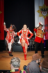 03 Herrens PrinzenGrd 2026-01-23 04  Tour-Tag, 23.Januar - Am frühen Abend begannen wir mit einem Gastspiel in Essen. Dort hatte die „1.Gr. KG Klein-aaf“ zu einem Hausfrauennachmittag ins Pfarrheim „Herz-Jesu“ geladen. Zurück in Duisburg haben wie die Jubiläumsfeier zum 66 jährigen Geburtstag der KG Blau-Weiß Neumühl „Die Pils-Sucher“ besucht. Darauf folgten dann im Duisburger Landfermann-Gymnasium die Herrensitzung der Prinzengarde und im „Efendi-Festsall“ die Piratesause 2.0 „Karneval meets Mallorca“, Heimspiel für unsere Tichi. : DVPJ, Toni I, Jules I., Prinz Karneval, Prinz, Prinzessin Aileen I., Hofmarschälle, Page, Pagen, Paginnen, HDK, Duisburg, Karneval, Helau, Tollität, Event, Session 2025, Session 2025, HDK Duisburg, Hauptausschuss, Hauptausschuss Karneval Duisburg, Duisburg ist echt