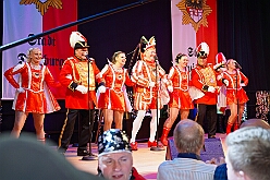 03 Herrens PrinzenGrd 2026-01-23 05  Tour-Tag, 23.Januar - Am frühen Abend begannen wir mit einem Gastspiel in Essen. Dort hatte die „1.Gr. KG Klein-aaf“ zu einem Hausfrauennachmittag ins Pfarrheim „Herz-Jesu“ geladen. Zurück in Duisburg haben wie die Jubiläumsfeier zum 66 jährigen Geburtstag der KG Blau-Weiß Neumühl „Die Pils-Sucher“ besucht. Darauf folgten dann im Duisburger Landfermann-Gymnasium die Herrensitzung der Prinzengarde und im „Efendi-Festsall“ die Piratesause 2.0 „Karneval meets Mallorca“, Heimspiel für unsere Tichi. : DVPJ, Toni I, Jules I., Prinz Karneval, Prinz, Prinzessin Aileen I., Hofmarschälle, Page, Pagen, Paginnen, HDK, Duisburg, Karneval, Helau, Tollität, Event, Session 2025, Session 2025, HDK Duisburg, Hauptausschuss, Hauptausschuss Karneval Duisburg, Duisburg ist echt