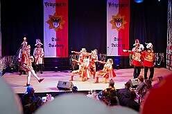 03 Herrens PrinzenGrd 2026-01-23 08  Tour-Tag, 23.Januar - Am frühen Abend begannen wir mit einem Gastspiel in Essen. Dort hatte die „1.Gr. KG Klein-aaf“ zu einem Hausfrauennachmittag ins Pfarrheim „Herz-Jesu“ geladen. Zurück in Duisburg haben wie die Jubiläumsfeier zum 66 jährigen Geburtstag der KG Blau-Weiß Neumühl „Die Pils-Sucher“ besucht. Darauf folgten dann im Duisburger Landfermann-Gymnasium die Herrensitzung der Prinzengarde und im „Efendi-Festsall“ die Piratesause 2.0 „Karneval meets Mallorca“, Heimspiel für unsere Tichi. : DVPJ, Toni I, Jules I., Prinz Karneval, Prinz, Prinzessin Aileen I., Hofmarschälle, Page, Pagen, Paginnen, HDK, Duisburg, Karneval, Helau, Tollität, Event, Session 2025, Session 2025, HDK Duisburg, Hauptausschuss, Hauptausschuss Karneval Duisburg, Duisburg ist echt