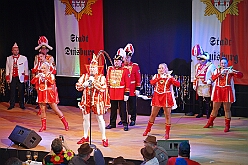 03 Herrens PrinzenGrd 2026-01-23 09  Tour-Tag, 23.Januar - Am frühen Abend begannen wir mit einem Gastspiel in Essen. Dort hatte die „1.Gr. KG Klein-aaf“ zu einem Hausfrauennachmittag ins Pfarrheim „Herz-Jesu“ geladen. Zurück in Duisburg haben wie die Jubiläumsfeier zum 66 jährigen Geburtstag der KG Blau-Weiß Neumühl „Die Pils-Sucher“ besucht. Darauf folgten dann im Duisburger Landfermann-Gymnasium die Herrensitzung der Prinzengarde und im „Efendi-Festsall“ die Piratesause 2.0 „Karneval meets Mallorca“, Heimspiel für unsere Tichi. : DVPJ, Toni I, Jules I., Prinz Karneval, Prinz, Prinzessin Aileen I., Hofmarschälle, Page, Pagen, Paginnen, HDK, Duisburg, Karneval, Helau, Tollität, Event, Session 2025, Session 2025, HDK Duisburg, Hauptausschuss, Hauptausschuss Karneval Duisburg, Duisburg ist echt