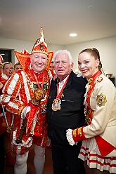 03 Herrens PrinzenGrd 2026-01-23 13  Tour-Tag, 23.Januar - Am frühen Abend begannen wir mit einem Gastspiel in Essen. Dort hatte die „1.Gr. KG Klein-aaf“ zu einem Hausfrauennachmittag ins Pfarrheim „Herz-Jesu“ geladen. Zurück in Duisburg haben wie die Jubiläumsfeier zum 66 jährigen Geburtstag der KG Blau-Weiß Neumühl „Die Pils-Sucher“ besucht. Darauf folgten dann im Duisburger Landfermann-Gymnasium die Herrensitzung der Prinzengarde und im „Efendi-Festsall“ die Piratesause 2.0 „Karneval meets Mallorca“, Heimspiel für unsere Tichi. : DVPJ, Toni I, Jules I., Prinz Karneval, Prinz, Prinzessin Aileen I., Hofmarschälle, Page, Pagen, Paginnen, HDK, Duisburg, Karneval, Helau, Tollität, Event, Session 2025, Session 2025, HDK Duisburg, Hauptausschuss, Hauptausschuss Karneval Duisburg, Duisburg ist echt
