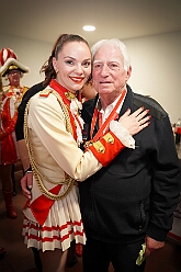 03 Herrens PrinzenGrd 2026-01-23 14  Tour-Tag, 23.Januar - Am frühen Abend begannen wir mit einem Gastspiel in Essen. Dort hatte die „1.Gr. KG Klein-aaf“ zu einem Hausfrauennachmittag ins Pfarrheim „Herz-Jesu“ geladen. Zurück in Duisburg haben wie die Jubiläumsfeier zum 66 jährigen Geburtstag der KG Blau-Weiß Neumühl „Die Pils-Sucher“ besucht. Darauf folgten dann im Duisburger Landfermann-Gymnasium die Herrensitzung der Prinzengarde und im „Efendi-Festsall“ die Piratesause 2.0 „Karneval meets Mallorca“, Heimspiel für unsere Tichi. : DVPJ, Toni I, Jules I., Prinz Karneval, Prinz, Prinzessin Aileen I., Hofmarschälle, Page, Pagen, Paginnen, HDK, Duisburg, Karneval, Helau, Tollität, Event, Session 2025, Session 2025, HDK Duisburg, Hauptausschuss, Hauptausschuss Karneval Duisburg, Duisburg ist echt