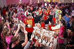 04 Piratens PiratenDSuedens 2026-01-23 04  Tour-Tag, 23.Januar - Am frühen Abend begannen wir mit einem Gastspiel in Essen. Dort hatte die „1.Gr. KG Klein-aaf“ zu einem Hausfrauennachmittag ins Pfarrheim „Herz-Jesu“ geladen. Zurück in Duisburg haben wie die Jubiläumsfeier zum 66 jährigen Geburtstag der KG Blau-Weiß Neumühl „Die Pils-Sucher“ besucht. Darauf folgten dann im Duisburger Landfermann-Gymnasium die Herrensitzung der Prinzengarde und im „Efendi-Festsall“ die Piratesause 2.0 „Karneval meets Mallorca“, Heimspiel für unsere Tichi. : DVPJ, Toni I, Jules I., Prinz Karneval, Prinz, Prinzessin Aileen I., Hofmarschälle, Page, Pagen, Paginnen, HDK, Duisburg, Karneval, Helau, Tollität, Event, Session 2025, Session 2025, HDK Duisburg, Hauptausschuss, Hauptausschuss Karneval Duisburg, Duisburg ist echt