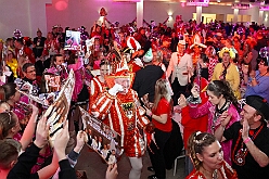 04 Piratens PiratenDSuedens 2026-01-23 05  Tour-Tag, 23.Januar - Am frühen Abend begannen wir mit einem Gastspiel in Essen. Dort hatte die „1.Gr. KG Klein-aaf“ zu einem Hausfrauennachmittag ins Pfarrheim „Herz-Jesu“ geladen. Zurück in Duisburg haben wie die Jubiläumsfeier zum 66 jährigen Geburtstag der KG Blau-Weiß Neumühl „Die Pils-Sucher“ besucht. Darauf folgten dann im Duisburger Landfermann-Gymnasium die Herrensitzung der Prinzengarde und im „Efendi-Festsall“ die Piratesause 2.0 „Karneval meets Mallorca“, Heimspiel für unsere Tichi. : DVPJ, Toni I, Jules I., Prinz Karneval, Prinz, Prinzessin Aileen I., Hofmarschälle, Page, Pagen, Paginnen, HDK, Duisburg, Karneval, Helau, Tollität, Event, Session 2025, Session 2025, HDK Duisburg, Hauptausschuss, Hauptausschuss Karneval Duisburg, Duisburg ist echt