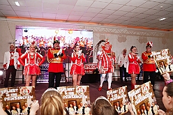 04 Piratens PiratenDSuedens 2026-01-23 10  Tour-Tag, 23.Januar - Am frühen Abend begannen wir mit einem Gastspiel in Essen. Dort hatte die „1.Gr. KG Klein-aaf“ zu einem Hausfrauennachmittag ins Pfarrheim „Herz-Jesu“ geladen. Zurück in Duisburg haben wie die Jubiläumsfeier zum 66 jährigen Geburtstag der KG Blau-Weiß Neumühl „Die Pils-Sucher“ besucht. Darauf folgten dann im Duisburger Landfermann-Gymnasium die Herrensitzung der Prinzengarde und im „Efendi-Festsall“ die Piratesause 2.0 „Karneval meets Mallorca“, Heimspiel für unsere Tichi. : DVPJ, Toni I, Jules I., Prinz Karneval, Prinz, Prinzessin Aileen I., Hofmarschälle, Page, Pagen, Paginnen, HDK, Duisburg, Karneval, Helau, Tollität, Event, Session 2025, Session 2025, HDK Duisburg, Hauptausschuss, Hauptausschuss Karneval Duisburg, Duisburg ist echt