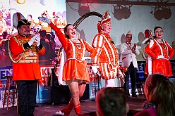 04 Piratens PiratenDSuedens 2026-01-23 11  Tour-Tag, 23.Januar - Am frühen Abend begannen wir mit einem Gastspiel in Essen. Dort hatte die „1.Gr. KG Klein-aaf“ zu einem Hausfrauennachmittag ins Pfarrheim „Herz-Jesu“ geladen. Zurück in Duisburg haben wie die Jubiläumsfeier zum 66 jährigen Geburtstag der KG Blau-Weiß Neumühl „Die Pils-Sucher“ besucht. Darauf folgten dann im Duisburger Landfermann-Gymnasium die Herrensitzung der Prinzengarde und im „Efendi-Festsall“ die Piratesause 2.0 „Karneval meets Mallorca“, Heimspiel für unsere Tichi. : DVPJ, Toni I, Jules I., Prinz Karneval, Prinz, Prinzessin Aileen I., Hofmarschälle, Page, Pagen, Paginnen, HDK, Duisburg, Karneval, Helau, Tollität, Event, Session 2025, Session 2025, HDK Duisburg, Hauptausschuss, Hauptausschuss Karneval Duisburg, Duisburg ist echt