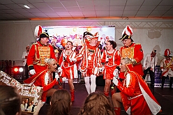 04 Piratens PiratenDSuedens 2026-01-23 17  Tour-Tag, 23.Januar - Am frühen Abend begannen wir mit einem Gastspiel in Essen. Dort hatte die „1.Gr. KG Klein-aaf“ zu einem Hausfrauennachmittag ins Pfarrheim „Herz-Jesu“ geladen. Zurück in Duisburg haben wie die Jubiläumsfeier zum 66 jährigen Geburtstag der KG Blau-Weiß Neumühl „Die Pils-Sucher“ besucht. Darauf folgten dann im Duisburger Landfermann-Gymnasium die Herrensitzung der Prinzengarde und im „Efendi-Festsall“ die Piratesause 2.0 „Karneval meets Mallorca“, Heimspiel für unsere Tichi. : DVPJ, Toni I, Jules I., Prinz Karneval, Prinz, Prinzessin Aileen I., Hofmarschälle, Page, Pagen, Paginnen, HDK, Duisburg, Karneval, Helau, Tollität, Event, Session 2025, Session 2025, HDK Duisburg, Hauptausschuss, Hauptausschuss Karneval Duisburg, Duisburg ist echt