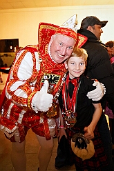 04 Piratens PiratenDSuedens 2026-01-23 22  Tour-Tag, 23.Januar - Am frühen Abend begannen wir mit einem Gastspiel in Essen. Dort hatte die „1.Gr. KG Klein-aaf“ zu einem Hausfrauennachmittag ins Pfarrheim „Herz-Jesu“ geladen. Zurück in Duisburg haben wie die Jubiläumsfeier zum 66 jährigen Geburtstag der KG Blau-Weiß Neumühl „Die Pils-Sucher“ besucht. Darauf folgten dann im Duisburger Landfermann-Gymnasium die Herrensitzung der Prinzengarde und im „Efendi-Festsall“ die Piratesause 2.0 „Karneval meets Mallorca“, Heimspiel für unsere Tichi. : DVPJ, Toni I, Jules I., Prinz Karneval, Prinz, Prinzessin Aileen I., Hofmarschälle, Page, Pagen, Paginnen, HDK, Duisburg, Karneval, Helau, Tollität, Event, Session 2025, Session 2025, HDK Duisburg, Hauptausschuss, Hauptausschuss Karneval Duisburg, Duisburg ist echt