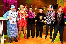 01 Karnevalsfeier AWO 2026-01-24 03  Tour-Tag, Samstag 24. Januar - Kurz vor 18 Uhr starten wir mit unserem Programm bei der Feier der AWO im Gemiendehaus Erlenstraße. Dann geht es zu Thomas Heimspiel, der „Kostümball“ der 1. KG Baerl im Waldhof. Als nächster Termin steht die „Damensitzung“ der KVO in der Clauberghalle auf dem Plan. Von dort geht es zurück in die City. Erst ins WYNDHAM Hotel Duisburger Hof zum „Funkenball“ der Roten Funken, nebenan dann im Landfermann Gymnasium „Damensitzung“ der Prinzengarde. Danach ins Gertrud-Bäumer-Berufskolleg zur „Mädchensitzung“ der Stadtgarde. Kurz über die A 59 nach Meiderich,  hier ist die „Jeckenparty“ der Meidericher Jecken. Wieder Richtung Süden, mit Stop in der Falkstraße zur „Prunksitzung“ vom Sonnigen Süden, dann weiter nach Serm zur Prinzenkürung. Hatte auch etwas von Heimspiel für Pia und Toni. : DVPJ, Toni I, Jules I., Prinz Karneval, Prinz, Prinzessin Aileen I., Hofmarschälle, Page, Pagen, Paginnen, HDK, Duisburg, Karneval, Helau, Tollität, Event, Session 2025, Session 2025, HDK Duisburg, Hauptausschuss, Hauptausschuss Karneval Duisburg, Duisburg ist echt