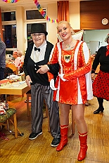 01 Karnevalsfeier AWO 2026-01-24 04  Tour-Tag, Samstag 24. Januar - Kurz vor 18 Uhr starten wir mit unserem Programm bei der Feier der AWO im Gemiendehaus Erlenstraße. Dann geht es zu Thomas Heimspiel, der „Kostümball“ der 1. KG Baerl im Waldhof. Als nächster Termin steht die „Damensitzung“ der KVO in der Clauberghalle auf dem Plan. Von dort geht es zurück in die City. Erst ins WYNDHAM Hotel Duisburger Hof zum „Funkenball“ der Roten Funken, nebenan dann im Landfermann Gymnasium „Damensitzung“ der Prinzengarde. Danach ins Gertrud-Bäumer-Berufskolleg zur „Mädchensitzung“ der Stadtgarde. Kurz über die A 59 nach Meiderich,  hier ist die „Jeckenparty“ der Meidericher Jecken. Wieder Richtung Süden, mit Stop in der Falkstraße zur „Prunksitzung“ vom Sonnigen Süden, dann weiter nach Serm zur Prinzenkürung. Hatte auch etwas von Heimspiel für Pia und Toni. : DVPJ, Toni I, Jules I., Prinz Karneval, Prinz, Prinzessin Aileen I., Hofmarschälle, Page, Pagen, Paginnen, HDK, Duisburg, Karneval, Helau, Tollität, Event, Session 2025, Session 2025, HDK Duisburg, Hauptausschuss, Hauptausschuss Karneval Duisburg, Duisburg ist echt