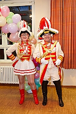 01 Karnevalsfeier AWO 2026-01-24 06  Tour-Tag, Samstag 24. Januar - Kurz vor 18 Uhr starten wir mit unserem Programm bei der Feier der AWO im Gemiendehaus Erlenstraße. Dann geht es zu Thomas Heimspiel, der „Kostümball“ der 1. KG Baerl im Waldhof. Als nächster Termin steht die „Damensitzung“ der KVO in der Clauberghalle auf dem Plan. Von dort geht es zurück in die City. Erst ins WYNDHAM Hotel Duisburger Hof zum „Funkenball“ der Roten Funken, nebenan dann im Landfermann Gymnasium „Damensitzung“ der Prinzengarde. Danach ins Gertrud-Bäumer-Berufskolleg zur „Mädchensitzung“ der Stadtgarde. Kurz über die A 59 nach Meiderich,  hier ist die „Jeckenparty“ der Meidericher Jecken. Wieder Richtung Süden, mit Stop in der Falkstraße zur „Prunksitzung“ vom Sonnigen Süden, dann weiter nach Serm zur Prinzenkürung. Hatte auch etwas von Heimspiel für Pia und Toni. : DVPJ, Toni I, Jules I., Prinz Karneval, Prinz, Prinzessin Aileen I., Hofmarschälle, Page, Pagen, Paginnen, HDK, Duisburg, Karneval, Helau, Tollität, Event, Session 2025, Session 2025, HDK Duisburg, Hauptausschuss, Hauptausschuss Karneval Duisburg, Duisburg ist echt