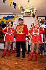 02 Kostuemb KG Baerl 2026-01-24 02  Tour-Tag, Samstag 24. Januar - Kurz vor 18 Uhr starten wir mit unserem Programm bei der Feier der AWO im Gemiendehaus Erlenstraße. Dann geht es zu Thomas Heimspiel, der „Kostümball“ der 1. KG Baerl im Waldhof. Als nächster Termin steht die „Damensitzung“ der KVO in der Clauberghalle auf dem Plan. Von dort geht es zurück in die City. Erst ins WYNDHAM Hotel Duisburger Hof zum „Funkenball“ der Roten Funken, nebenan dann im Landfermann Gymnasium „Damensitzung“ der Prinzengarde. Danach ins Gertrud-Bäumer-Berufskolleg zur „Mädchensitzung“ der Stadtgarde. Kurz über die A 59 nach Meiderich,  hier ist die „Jeckenparty“ der Meidericher Jecken. Wieder Richtung Süden, mit Stop in der Falkstraße zur „Prunksitzung“ vom Sonnigen Süden, dann weiter nach Serm zur Prinzenkürung. Hatte auch etwas von Heimspiel für Pia und Toni. : DVPJ, Toni I, Jules I., Prinz Karneval, Prinz, Prinzessin Aileen I., Hofmarschälle, Page, Pagen, Paginnen, HDK, Duisburg, Karneval, Helau, Tollität, Event, Session 2025, Session 2025, HDK Duisburg, Hauptausschuss, Hauptausschuss Karneval Duisburg, Duisburg ist echt