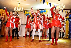 02 Kostuemb KG Baerl 2026-01-24 03  Tour-Tag, Samstag 24. Januar - Kurz vor 18 Uhr starten wir mit unserem Programm bei der Feier der AWO im Gemiendehaus Erlenstraße. Dann geht es zu Thomas Heimspiel, der „Kostümball“ der 1. KG Baerl im Waldhof. Als nächster Termin steht die „Damensitzung“ der KVO in der Clauberghalle auf dem Plan. Von dort geht es zurück in die City. Erst ins WYNDHAM Hotel Duisburger Hof zum „Funkenball“ der Roten Funken, nebenan dann im Landfermann Gymnasium „Damensitzung“ der Prinzengarde. Danach ins Gertrud-Bäumer-Berufskolleg zur „Mädchensitzung“ der Stadtgarde. Kurz über die A 59 nach Meiderich,  hier ist die „Jeckenparty“ der Meidericher Jecken. Wieder Richtung Süden, mit Stop in der Falkstraße zur „Prunksitzung“ vom Sonnigen Süden, dann weiter nach Serm zur Prinzenkürung. Hatte auch etwas von Heimspiel für Pia und Toni. : DVPJ, Toni I, Jules I., Prinz Karneval, Prinz, Prinzessin Aileen I., Hofmarschälle, Page, Pagen, Paginnen, HDK, Duisburg, Karneval, Helau, Tollität, Event, Session 2025, Session 2025, HDK Duisburg, Hauptausschuss, Hauptausschuss Karneval Duisburg, Duisburg ist echt