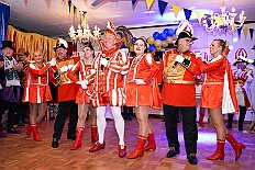 02 Kostuemb KG Baerl 2026-01-24 06  Tour-Tag, Samstag 24. Januar - Kurz vor 18 Uhr starten wir mit unserem Programm bei der Feier der AWO im Gemiendehaus Erlenstraße. Dann geht es zu Thomas Heimspiel, der „Kostümball“ der 1. KG Baerl im Waldhof. Als nächster Termin steht die „Damensitzung“ der KVO in der Clauberghalle auf dem Plan. Von dort geht es zurück in die City. Erst ins WYNDHAM Hotel Duisburger Hof zum „Funkenball“ der Roten Funken, nebenan dann im Landfermann Gymnasium „Damensitzung“ der Prinzengarde. Danach ins Gertrud-Bäumer-Berufskolleg zur „Mädchensitzung“ der Stadtgarde. Kurz über die A 59 nach Meiderich,  hier ist die „Jeckenparty“ der Meidericher Jecken. Wieder Richtung Süden, mit Stop in der Falkstraße zur „Prunksitzung“ vom Sonnigen Süden, dann weiter nach Serm zur Prinzenkürung. Hatte auch etwas von Heimspiel für Pia und Toni. : DVPJ, Toni I, Jules I., Prinz Karneval, Prinz, Prinzessin Aileen I., Hofmarschälle, Page, Pagen, Paginnen, HDK, Duisburg, Karneval, Helau, Tollität, Event, Session 2025, Session 2025, HDK Duisburg, Hauptausschuss, Hauptausschuss Karneval Duisburg, Duisburg ist echt