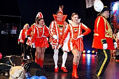 03 Damens KVO 2026-01-24 01  Tour-Tag, Samstag 24. Januar - Kurz vor 18 Uhr starten wir mit unserem Programm bei der Feier der AWO im Gemiendehaus Erlenstraße. Dann geht es zu Thomas Heimspiel, der „Kostümball“ der 1. KG Baerl im Waldhof. Als nächster Termin steht die „Damensitzung“ der KVO in der Clauberghalle auf dem Plan. Von dort geht es zurück in die City. Erst ins WYNDHAM Hotel Duisburger Hof zum „Funkenball“ der Roten Funken, nebenan dann im Landfermann Gymnasium „Damensitzung“ der Prinzengarde. Danach ins Gertrud-Bäumer-Berufskolleg zur „Mädchensitzung“ der Stadtgarde. Kurz über die A 59 nach Meiderich,  hier ist die „Jeckenparty“ der Meidericher Jecken. Wieder Richtung Süden, mit Stop in der Falkstraße zur „Prunksitzung“ vom Sonnigen Süden, dann weiter nach Serm zur Prinzenkürung. Hatte auch etwas von Heimspiel für Pia und Toni. : DVPJ, Toni I, Jules I., Prinz Karneval, Prinz, Prinzessin Aileen I., Hofmarschälle, Page, Pagen, Paginnen, HDK, Duisburg, Karneval, Helau, Tollität, Event, Session 2025, Session 2025, HDK Duisburg, Hauptausschuss, Hauptausschuss Karneval Duisburg, Duisburg ist echt